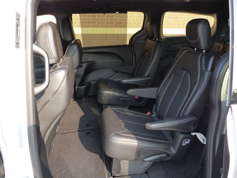 Used 2026 Chrysler Pacifica Select FWD image 40