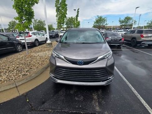 Used 2022 Toyota Sienna XLE w/ XLE Plus Package FWD image 4