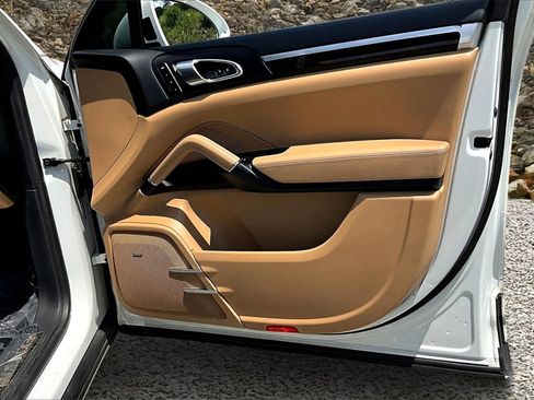 Used 2018 Porsche Cayenne Platinum Edition w/ Premium Package Plus image 22