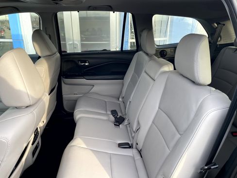 Used 2021 Honda Pilot Touring image 10