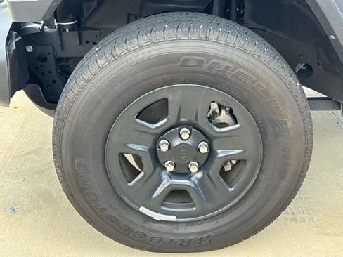 Used 2024 Jeep Gladiator Sport AWD/4WD image 7