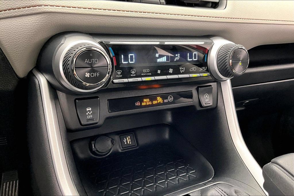 Used 2025 Toyota RAV4 XLE w/ Convenience Package FWD image 31
