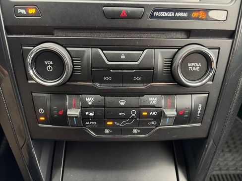 Used 2017 Ford Explorer XLT w/ Equipment Group 202A AWD/4WD image 23