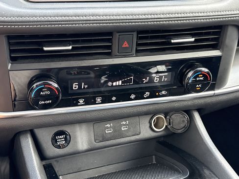 Used 2025 Nissan Rogue SV image 19