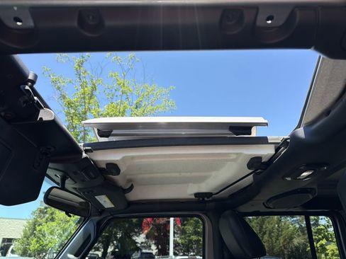 Used 2018 Jeep Wrangler Unlimited Sahara AWD/4WD image 22
