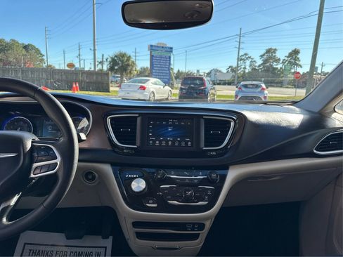 Used 2019 Chrysler Pacifica Touring Plus image 9