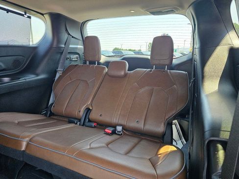 Used 2017 Chrysler Pacifica Limited FWD image 22