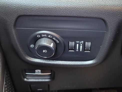 Used 2025 Jeep Grand Cherokee L Limited w/ Black Appearance Package AWD/4WD image 15