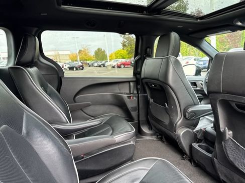 Used 2024 Chrysler Pacifica Premium FWD image 20