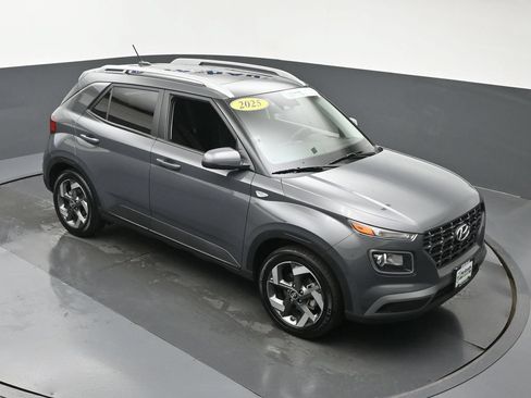 Used 2025 Hyundai Venue SEL FWD image 3