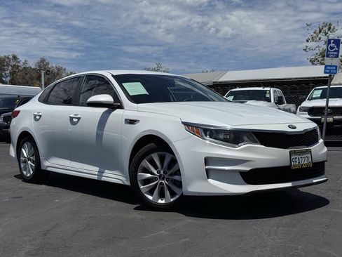 Used 2018 Kia Optima LX w/ 17" Alloy Wheels Package FWD image 2