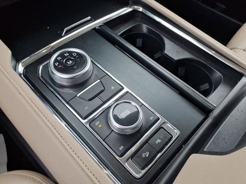 Used 2022 Ford Expedition XLT image 19