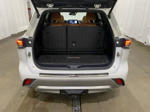 Used 2022 Toyota Highlander Platinum image 12