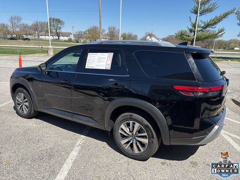 Used 2025 Nissan Pathfinder SL FWD image 18