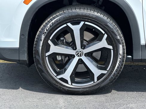 Used 2025 Volkswagen Tiguan SE AWD/4WD image 8