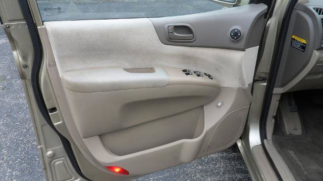 Used 2008 Kia Sedona LX FWD image 19