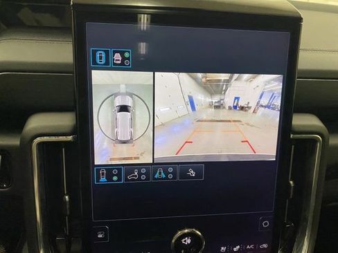 Used 2025 GMC Yukon Denali w/ Sun & Power Step Package AWD/4WD image 13