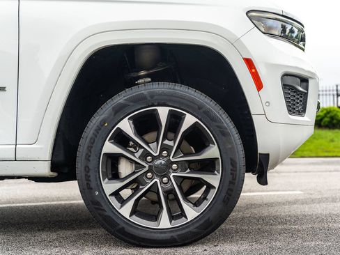 Used 2022 Jeep Grand Cherokee Overland w/ Luxury Tech Group IV AWD/4WD image 13