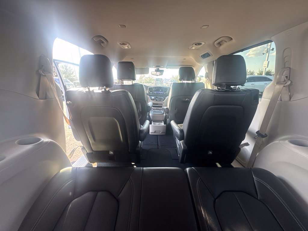 Used 2024 Chrysler Pacifica Touring-L FWD image 7