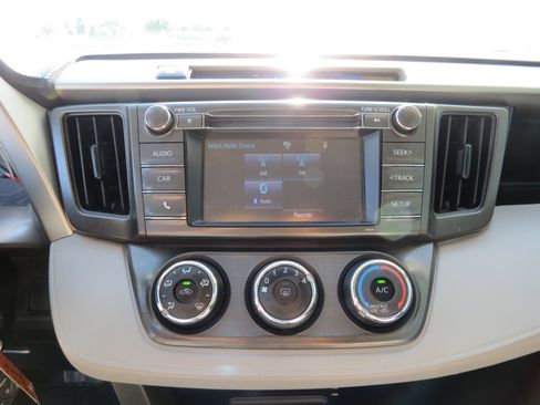 Used 2015 Toyota RAV4 LE FWD image 17