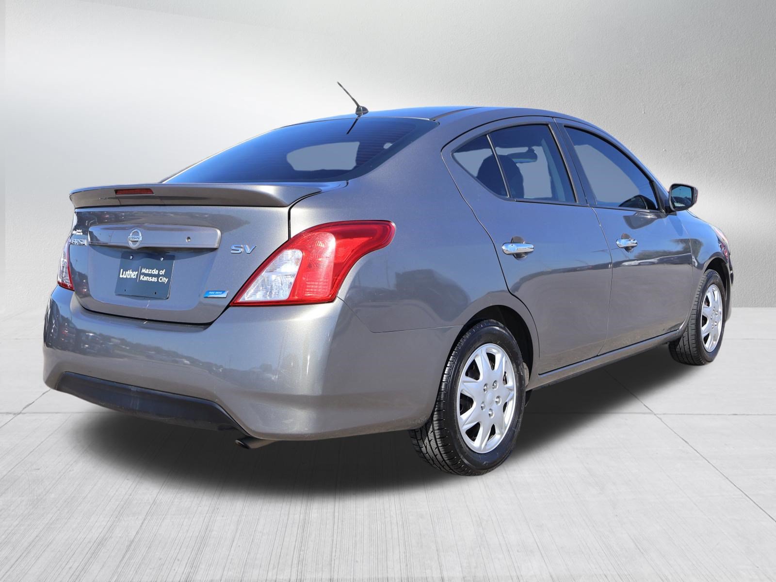 Used 2015 Nissan Versa SV FWD image 4