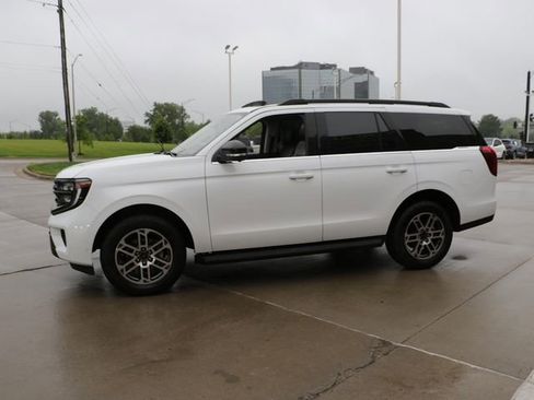 Used 2025 Ford Expedition Active AWD/4WD image 4