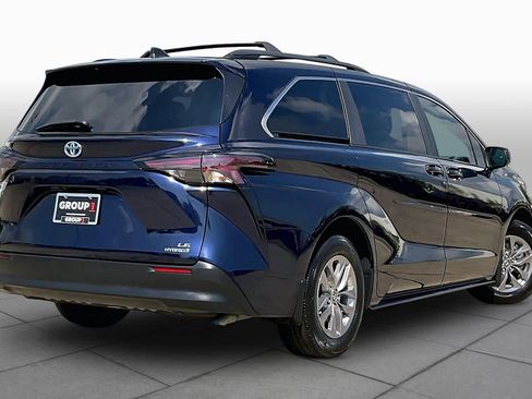 Used 2024 Toyota Sienna LE FWD image 13