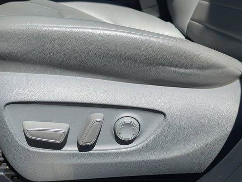 Used 2023 Toyota Highlander XLE image 18