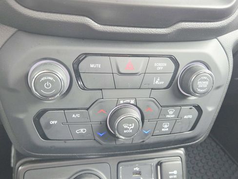 Used 2023 Jeep Renegade Latitude image 29