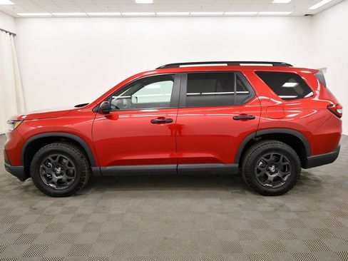 Certified 2025 Honda Pilot TrailSport image 4