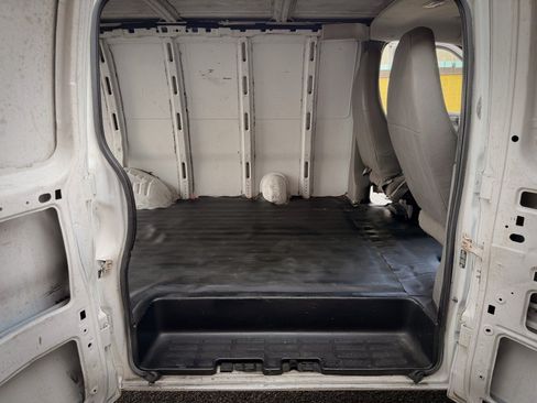 Used 2014 Chevrolet Express 2500 RWD image 24