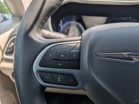 Used 2023 Chrysler Pacifica Touring-L FWD image 19
