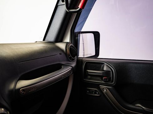 Used 2018 Jeep Wrangler Unlimited Sport image 28