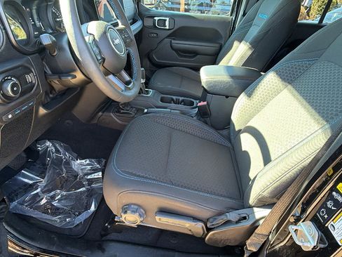 Used 2025 Jeep Wrangler Unlimited Rubicon 4xe w/ Convenience Group image 16