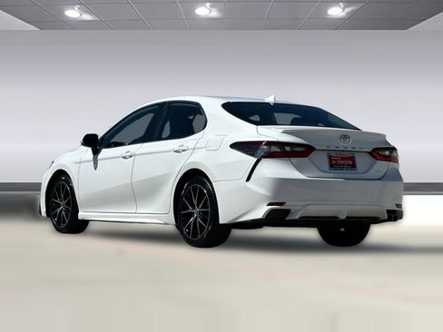 Used 2024 Toyota Camry SE FWD image 3