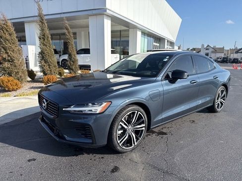 Used 2022 Volvo S60 T8 R-Design Expression w/ Advanced Package image 5