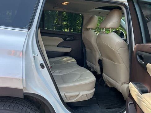 Used 2021 Toyota Highlander XLE AWD/4WD image 13