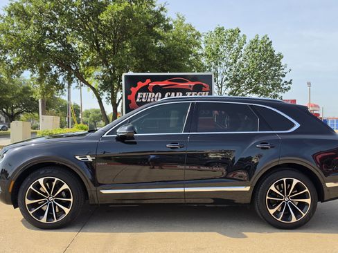 Used 2017 Bentley Bentayga AWD/4WD image 2