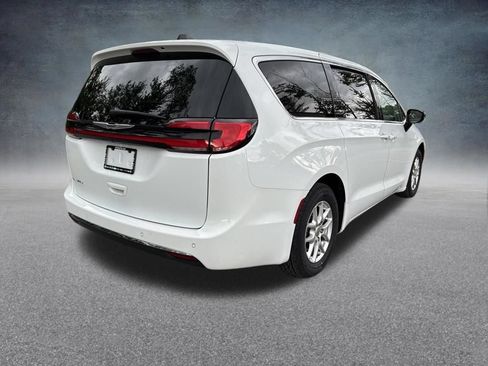 Used 2024 Chrysler Pacifica Touring-L FWD image 5