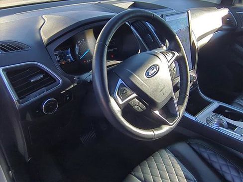 Used 2024 Ford Edge Titanium image 10