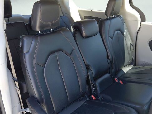 Used 2019 Chrysler Pacifica Touring-L FWD image 15
