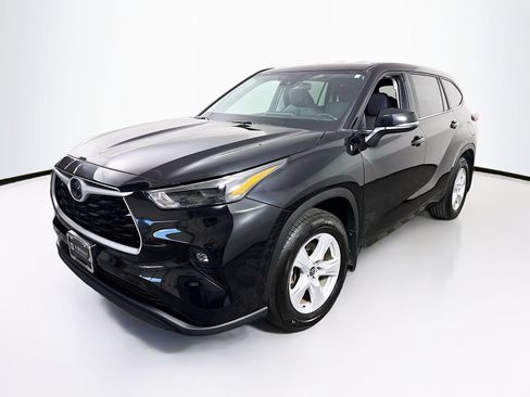 Used 2024 Toyota Highlander LE AWD/4WD image 3