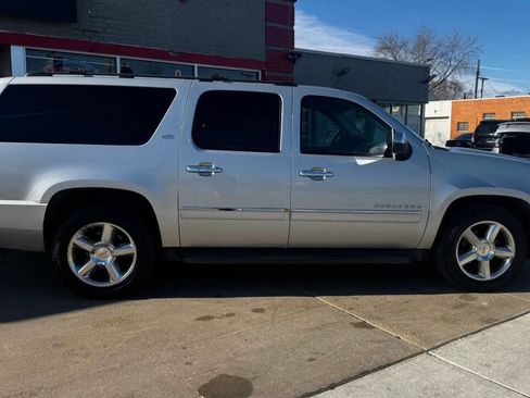 Used 2014 Chevrolet Suburban LTZ image 2