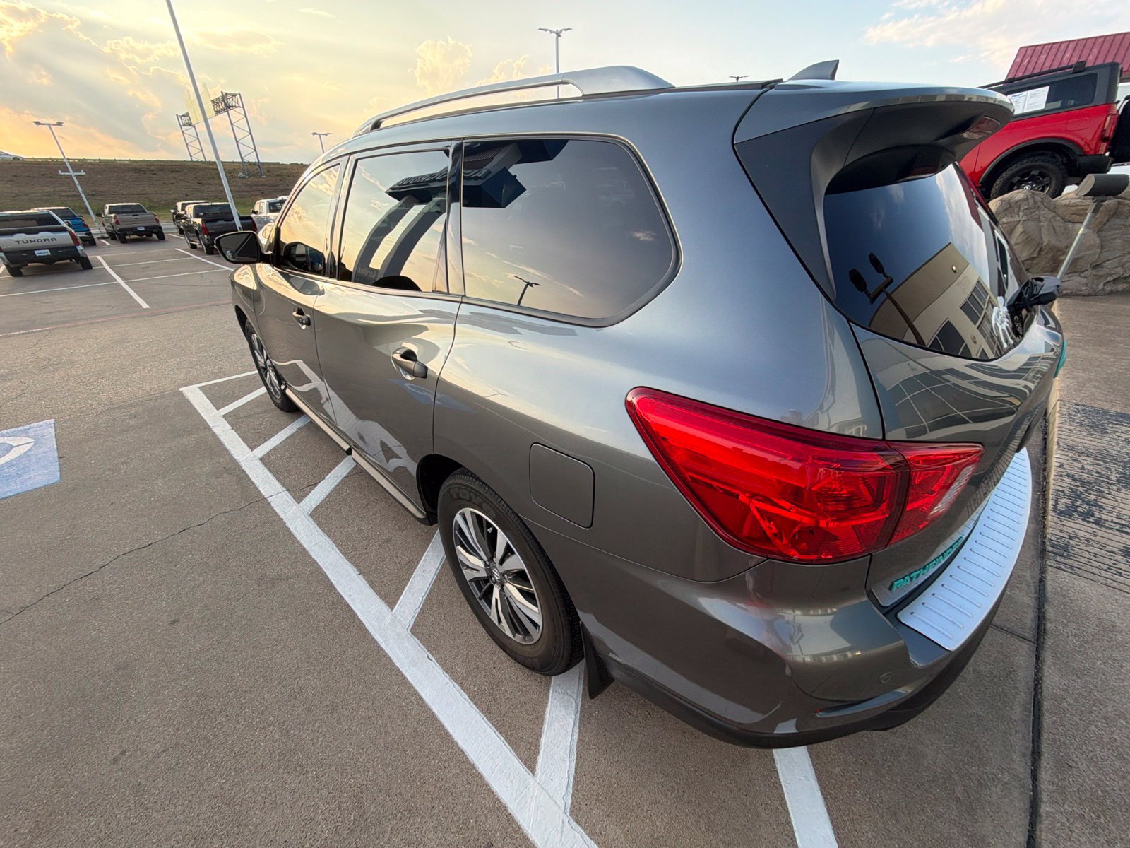 Used 2020 Nissan Pathfinder SV FWD image 11