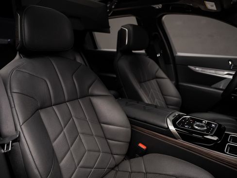 Used 2023 BMW 760i xDrive w/ Executive Package image 64