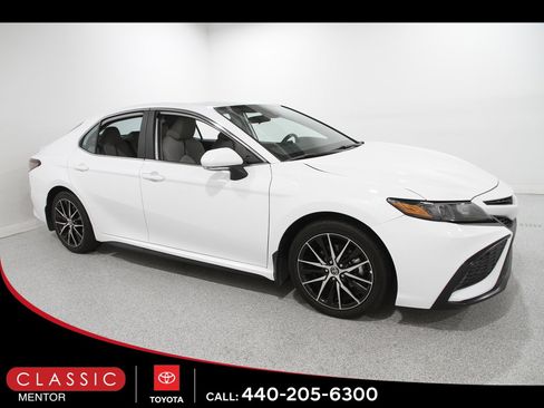 Certified 2024 Toyota Camry SE image 1