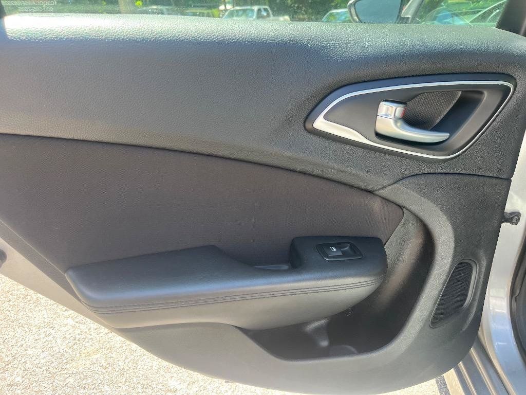 Used 2015 Chrysler 200 Limited FWD image 19