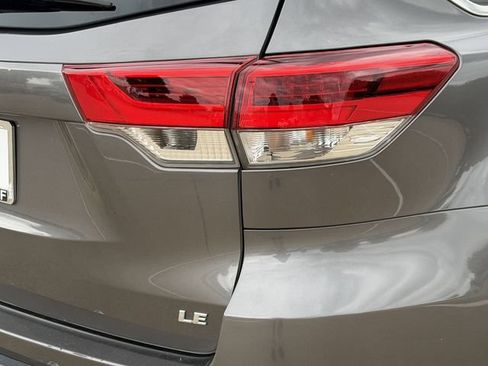 Used 2018 Toyota Highlander Plus FWD image 7