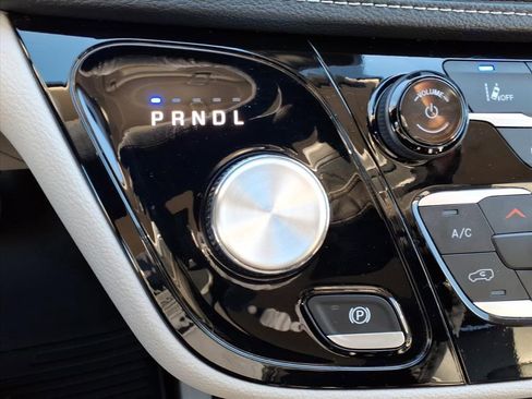 Used 2024 Chrysler Pacifica Select image 21