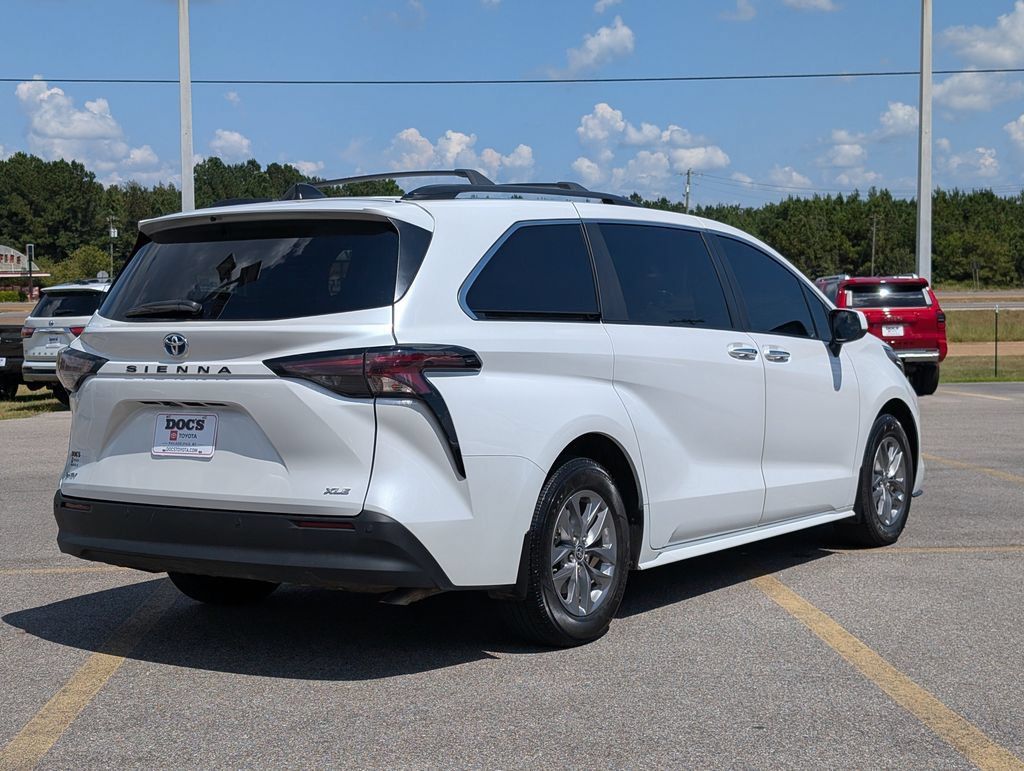 Used 2025 Toyota Sienna XLE w/ XLE Plus Package FWD image 5